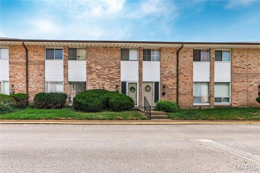 10004 Sakura DR, Unincorporated, MO 63128