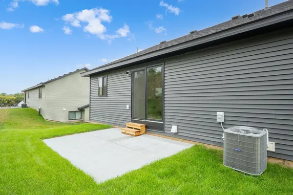 610 Mulligan DR, Zumbrota, MN 55992
