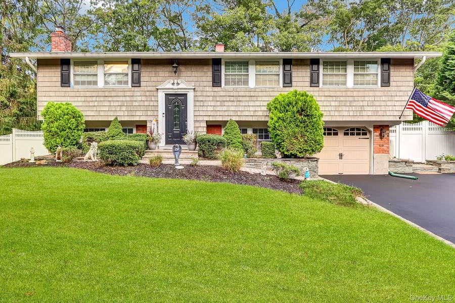 1 Cottontail LN, East Setauket, NY 11733