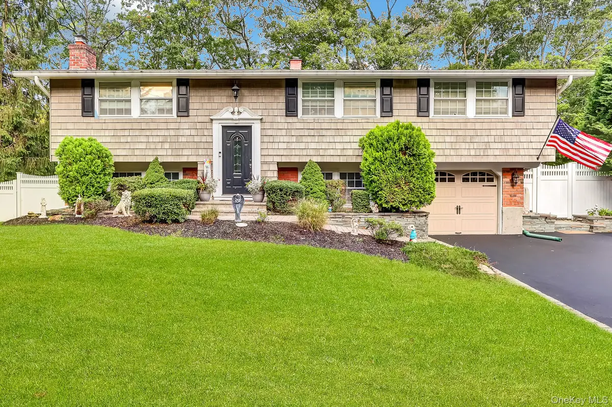 1 Cottontail LN, East Setauket, NY 11733