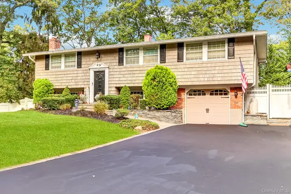 1 Cottontail LN, East Setauket, NY 11733