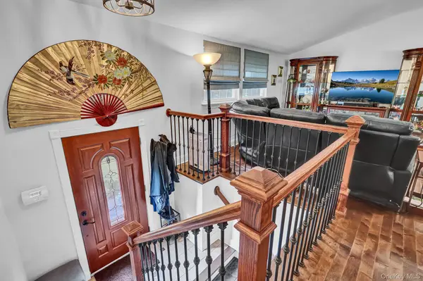 1 Cottontail LN, East Setauket, NY 11733