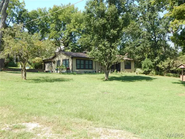 1475 Uthoff DR, Fenton, MO 63026