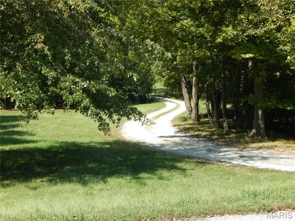 1475 Uthoff DR, Fenton, MO 63026