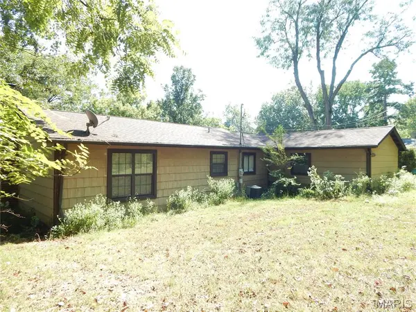 1475 Uthoff DR, Fenton, MO 63026