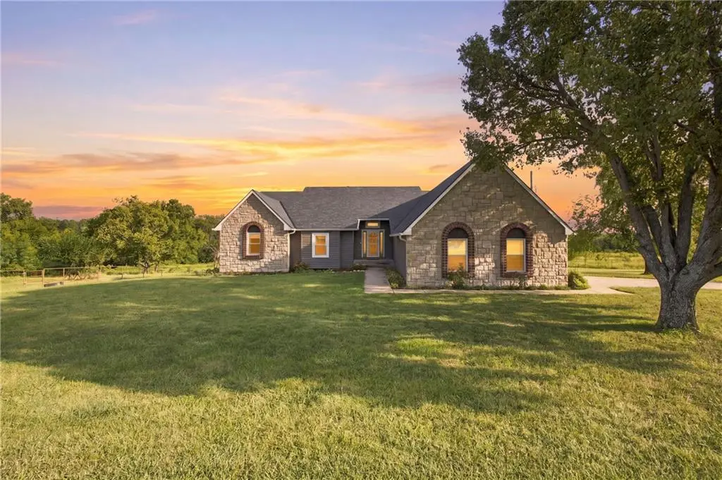 2064 N 900 RD, Eudora, KS 66025