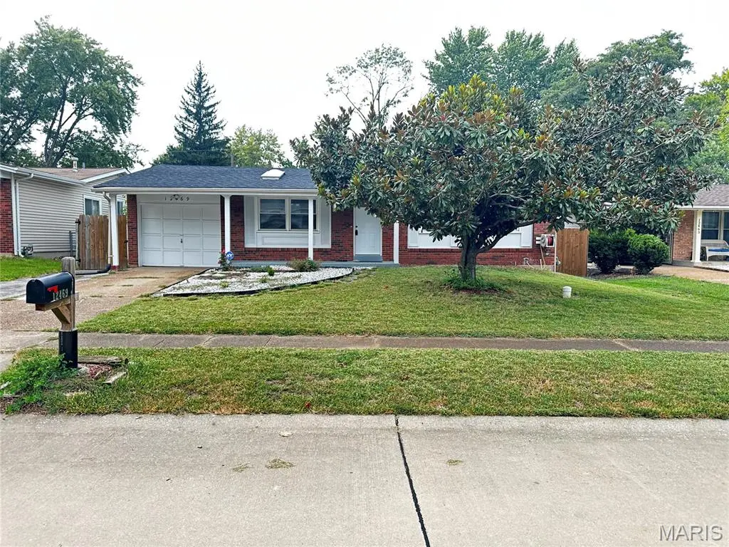 12469 Glengate DR, Maryland Heights, MO 63043