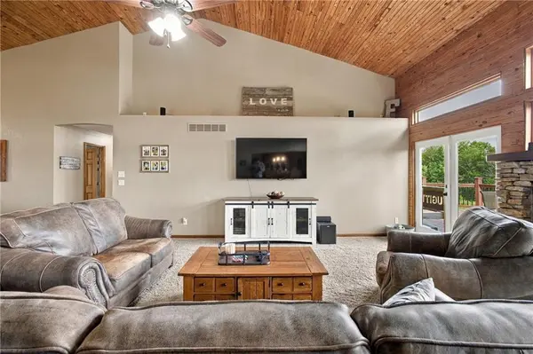 2064 N 900 RD, Eudora, KS 66025