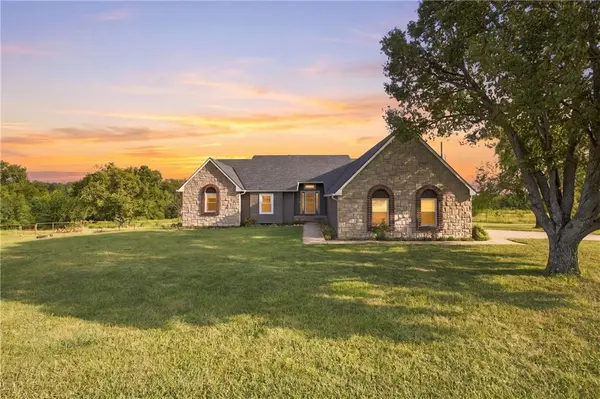 2064 N 900 RD, Eudora, KS 66025