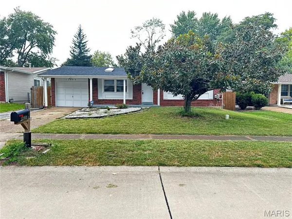 12469 Glengate DR, Maryland Heights, MO 63043