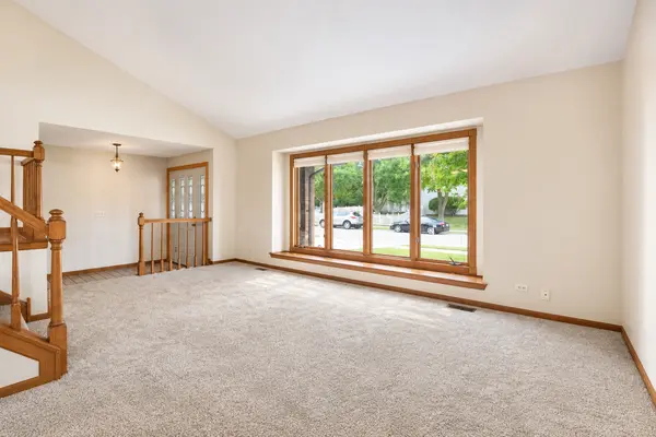 29 Mayfair LN, Aurora, IL 60504