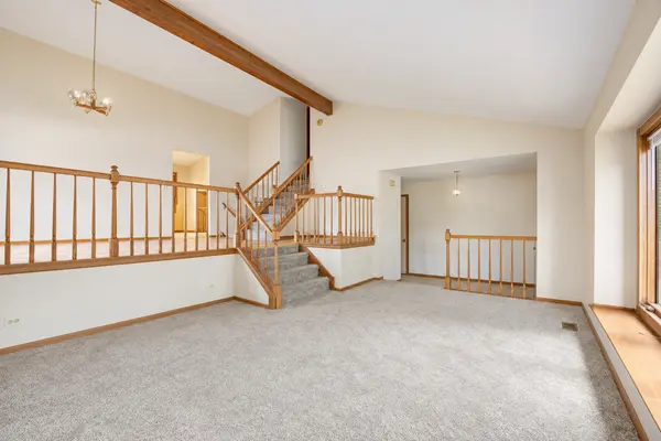 29 Mayfair LN, Aurora, IL 60504