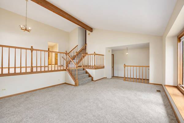 29 Mayfair LN, Aurora, IL 60504