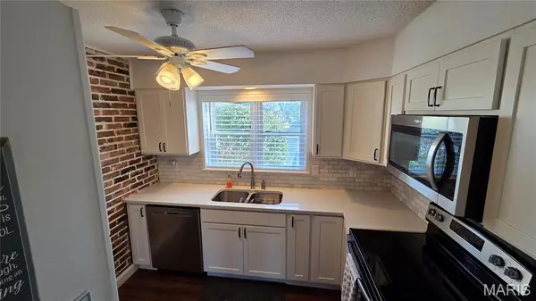 12861 Town And Four DR #12861, Creve Coeur, MO 63141