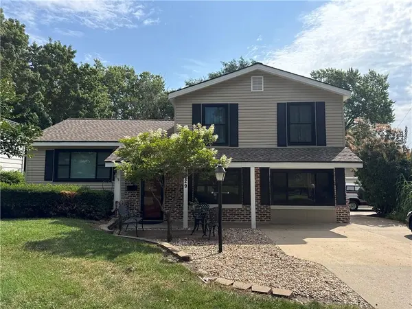 9029 Grandview DR, Overland Park, KS 66212