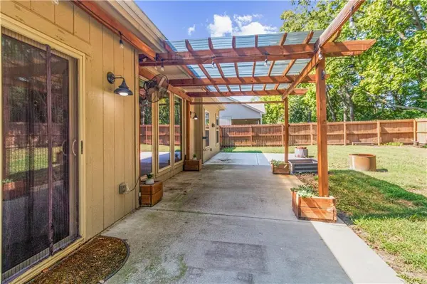 618 NW Walnut ST, Grain Valley, MO 64029