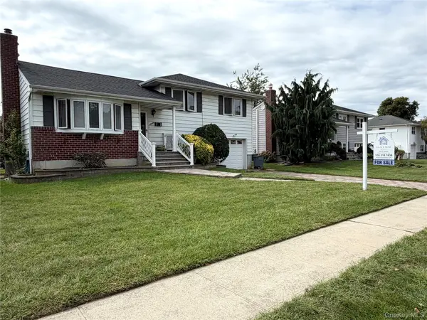 3938 Bernice RD, Seaford, NY 11783