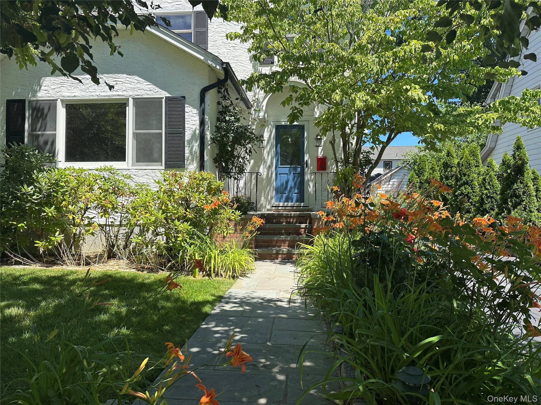 17 Cypress AVE, Port Washington, NY 11050