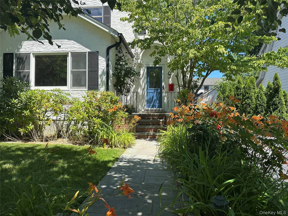 17 Cypress AVE, Port Washington, NY 11050