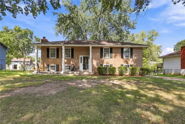 804 SE 13th ST, Oak Grove, MO 64075