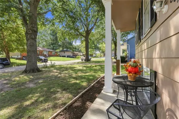 804 SE 13th ST, Oak Grove, MO 64075