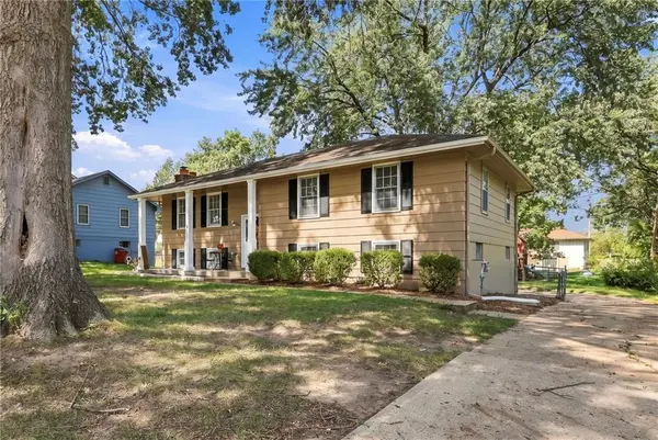 804 SE 13th ST, Oak Grove, MO 64075