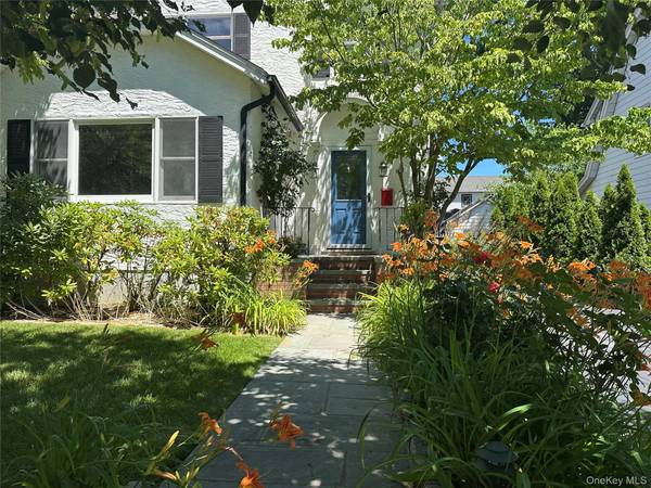 17 Cypress AVE, Port Washington, NY 11050