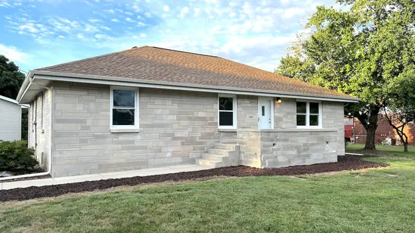 105 W Jackson ST W, Mahomet, IL 61853