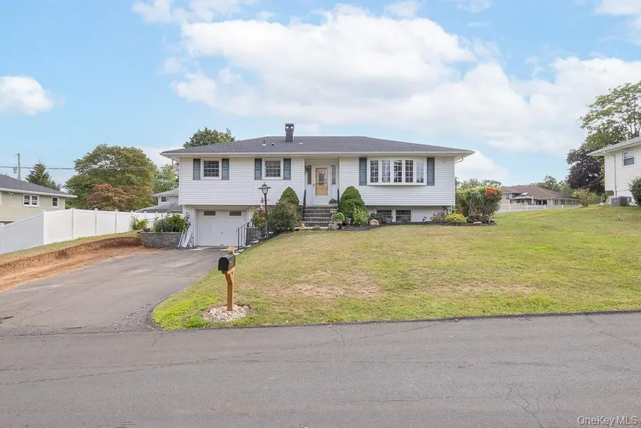 18 De Halve Maen DR, Stony Point, NY 10980