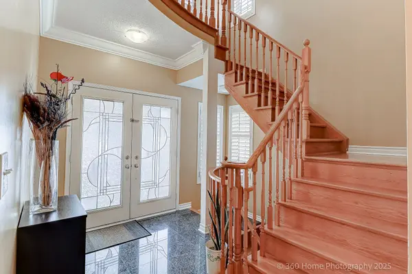 806 White Clover WAY, Mississauga, ON L5V 3C5