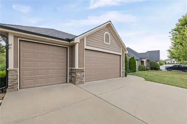 2135 NE Sparta DR, Blue Springs, MO 64029