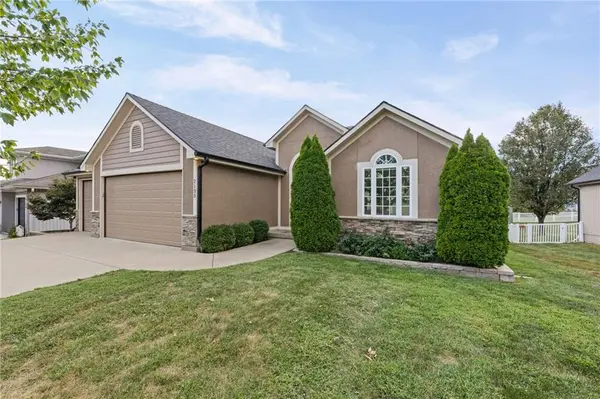 2135 NE Sparta DR, Blue Springs, MO 64029