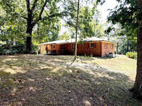 106 E James St, Collinwood, TN 38450