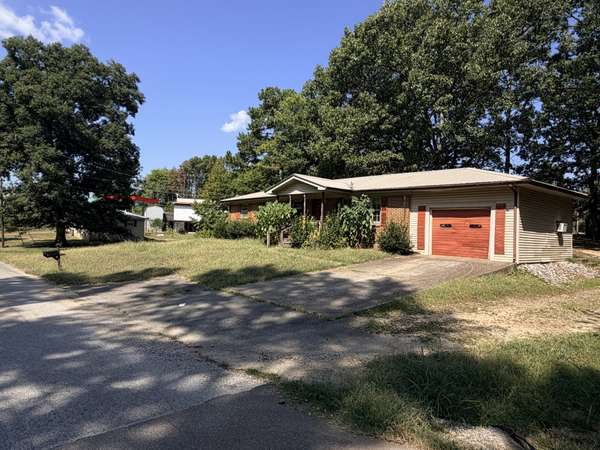 106 E James St, Collinwood, TN 38450