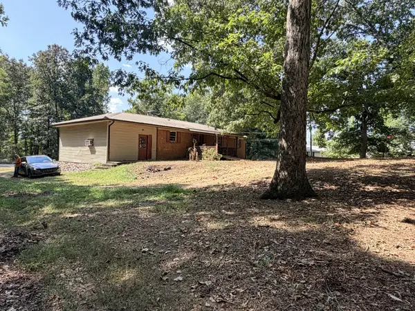 106 E James St, Collinwood, TN 38450