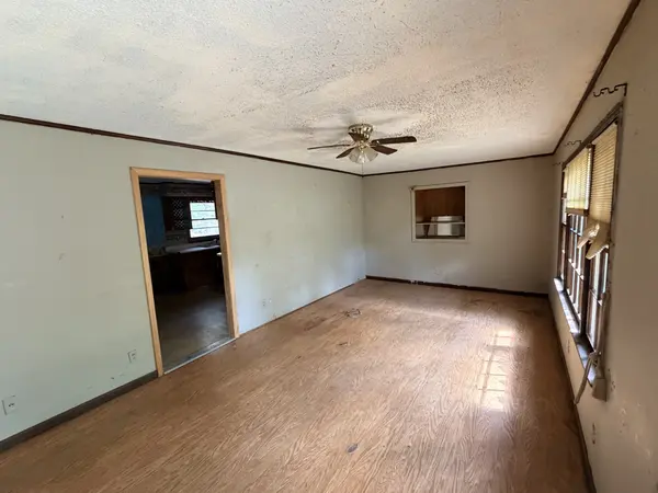 106 E James St, Collinwood, TN 38450