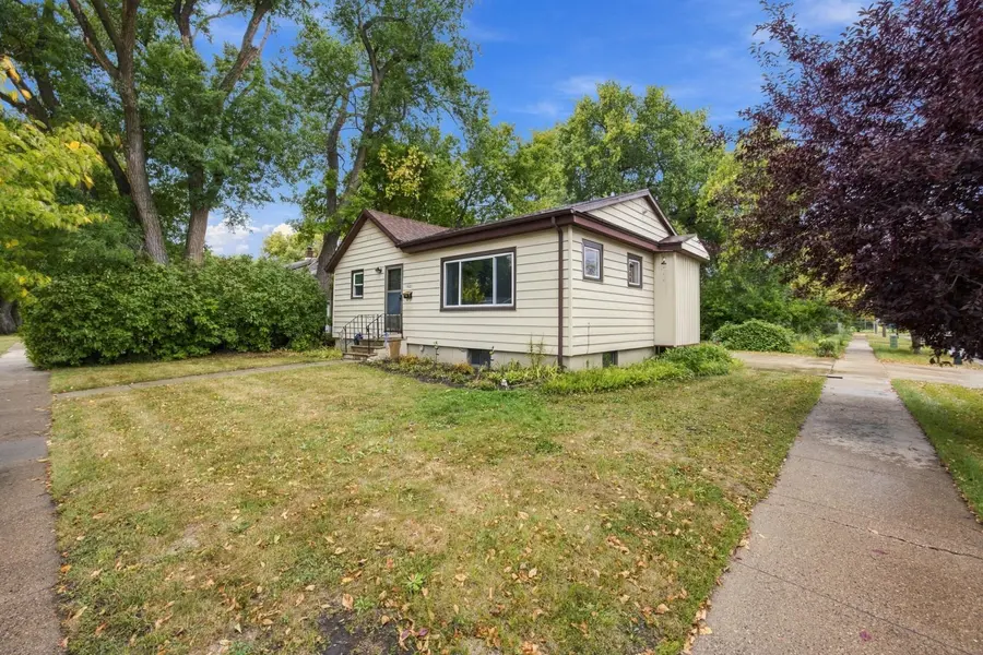 1621 12th AVE S, Fargo, ND 58103
