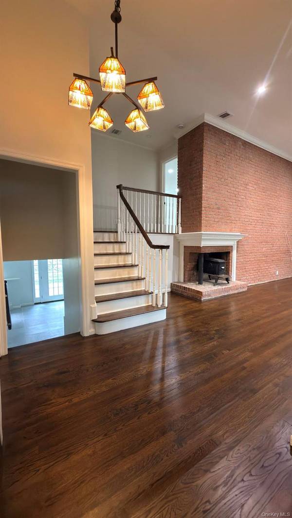 19 Bunkerhill DR, Huntington, NY 11743