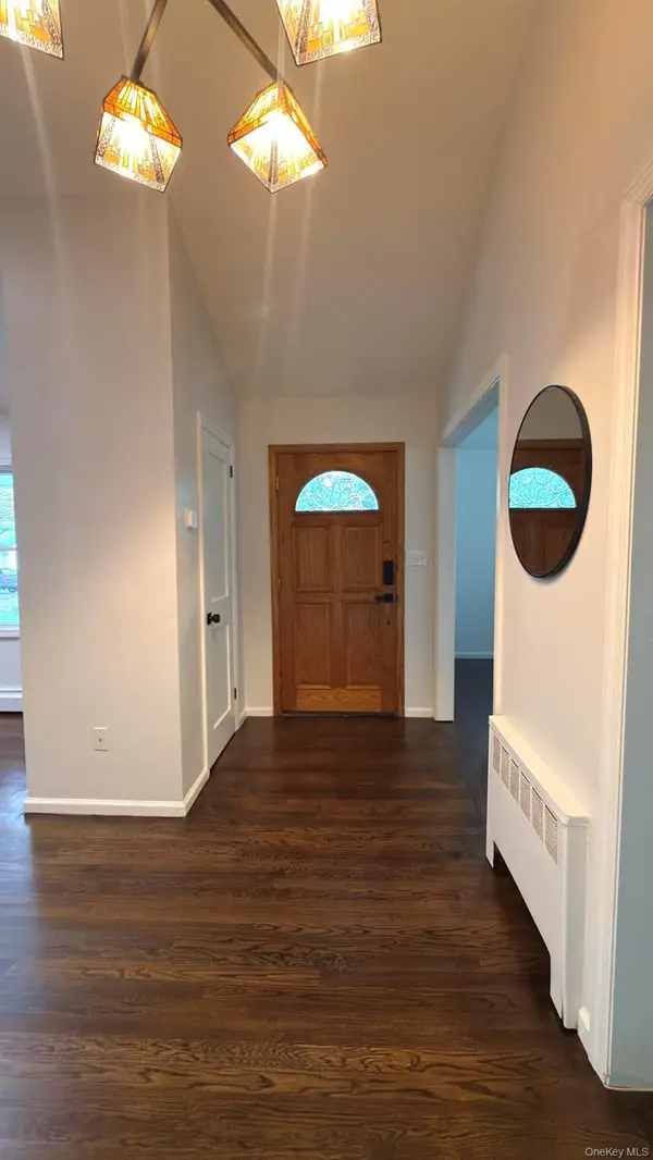 19 Bunkerhill DR, Huntington, NY 11743