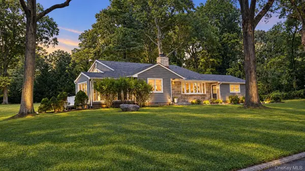 19 Bunkerhill DR, Huntington, NY 11743