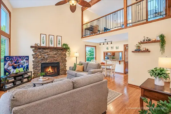 1307 Seabury CIR, Carol Stream, IL 60188