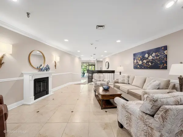 701 Lake Hinsdale DR #410, Willowbrook, IL 60527