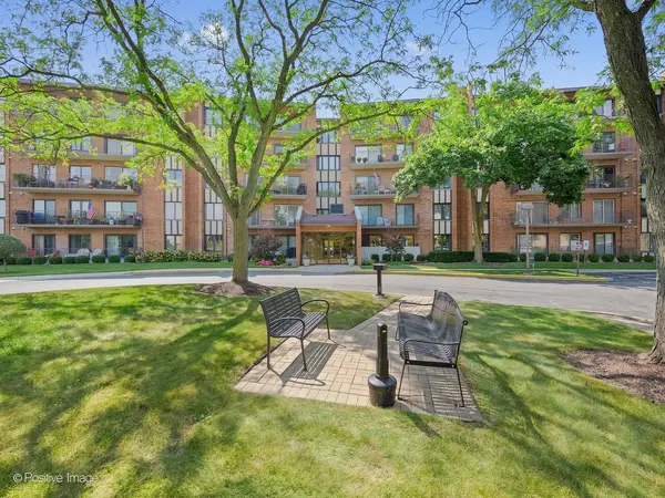 701 Lake Hinsdale DR #410, Willowbrook, IL 60527