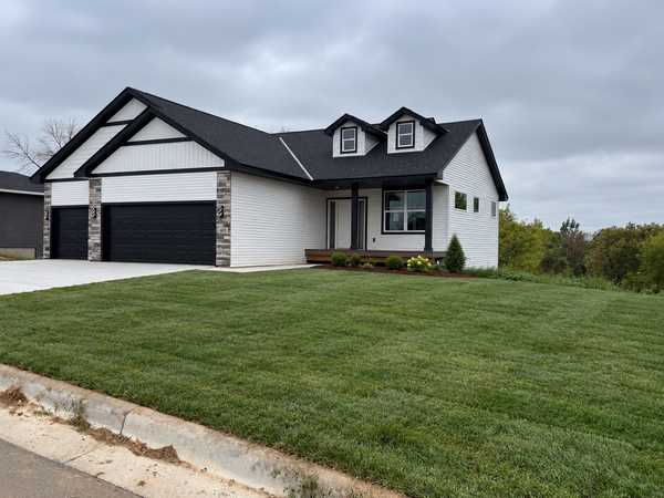 605 E 9th ST, Zumbrota, MN 55992