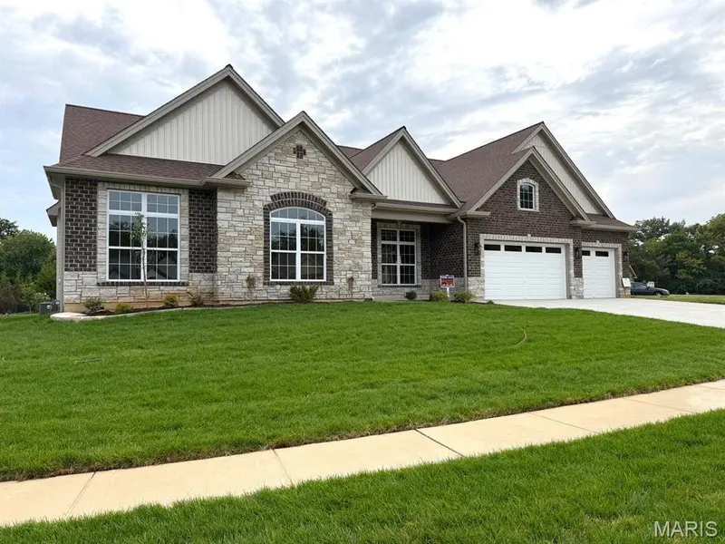 1000 Bellevaux PL, St Charles, MO 63301