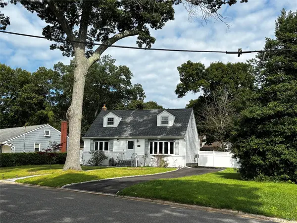 105 Rutledge RD, North Babylon, NY 11703