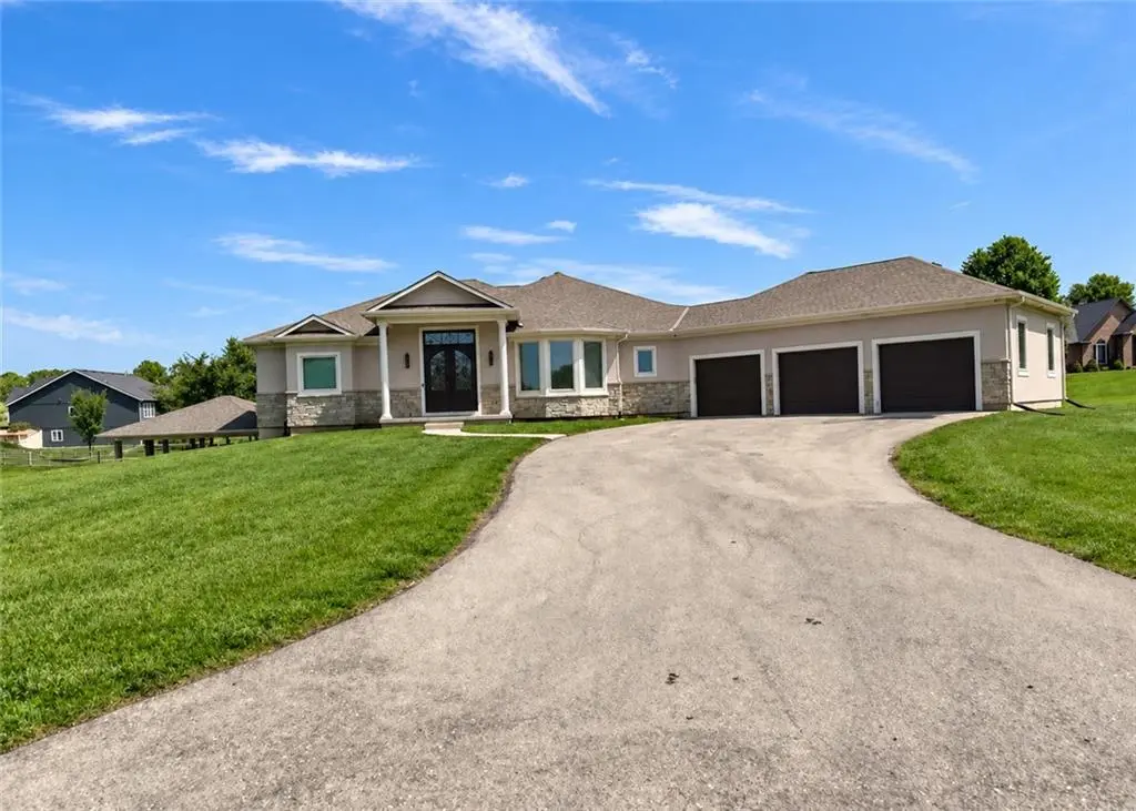 18144 Evans RD, Tonganoxie, KS 66086