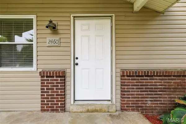 2460 Lindsay LN, Florissant, MO 63031