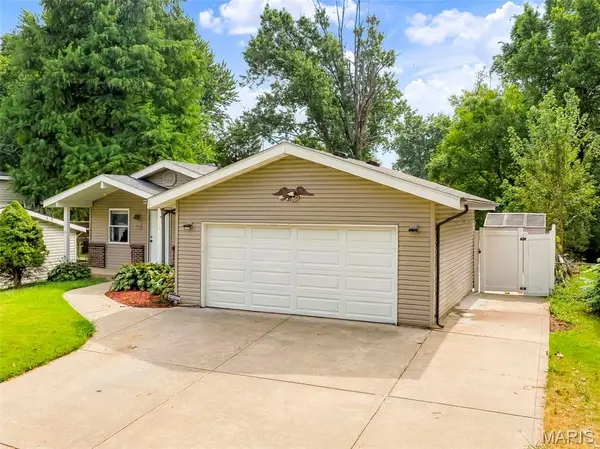 2460 Lindsay LN, Florissant, MO 63031