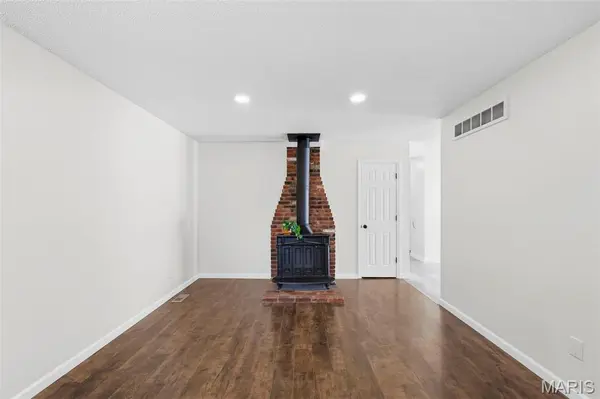 2460 Lindsay LN, Florissant, MO 63031